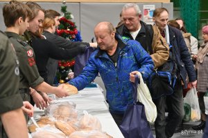 Ludzie biorą do paczki chleb