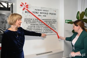 Odsłonięcie tablicy upamiętniającej patrona Rotmistrza Witolda Pileckiego. Na zdjęciu (od lewej): dyrektorka Zespołu Szkół Ekonomiczno-Administracyjnych Anna Marlewska i prezydent Gdyni Aleksandra Kosiorek (fot. Magdalena Starnawska)