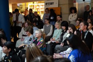 Uczestnicy wydarzenia, wśr&oacute;d nich m.in. Iwona Tanewska, naczelniczka Wydziału Edukacji UMG 