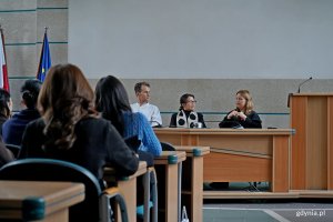 Studenci i studentki oraz wykładowcy z The Bartlett School of Architecture podczas spotkania z wiceprezydentką Gdyni Oktawią Gorzeńską 