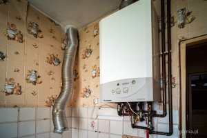 Wnętrze jednego z mieszkań komunalnych w Gdyni, kt&oacute;re wymaga remontu i zostanie uwzględnione w programie (fot. Kamil Złoch)