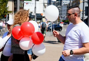 Gdynianie w południe odśpiewali wspólnie hymn przy InfoBoksie, fot. Kamil Złoch
