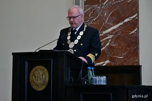 prof. dr hab. inż. Krzysztof Czaplewski podczas wygłaszania laudacji na temat prof. Bradforda Parkinsona