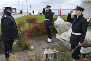 Pamięć o ludziach morza uczczono pod Pomnikiem &bdquo;Tym, co odeszli na wieczną wachtę&rdquo; na Bulwarze Nadmorskim. Na zdjęciu: prof. dr hab. inż. kpt. ż.w. Adam Weintrit 