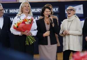 Eliza Zaborowska-Kempa, dyrektorka Szkoły Podstawowej nr 18 w Gdyni i Elżbieta Cupiał, dyrektorka MDK w Gdyni na uroczystości