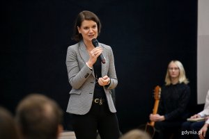 Wiceprezydent Gdyni Katarzyna Gruszecka-Spychała podczas uroczystości nagradzania laureatów Dyktanda Niepodległościowego