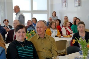 Uczestnicy spotkania członk&oacute;w gdyńskiego oddziału&nbsp;Zrzeszenia Kaszubsko-Pomorskiego zgromadzeni w Zespole Szkolno-Przedszkolnym nr 5 
