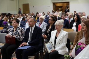 Od lewej: dyrektorka Alicja Spica, wiceprezydent Tomasz Augustyniak, naczelniczka Wydziału Edukacji Iwona Tanewska i Dorota Gospodarczyk z Wydziału Edukacji 