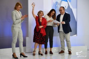 Przedstawicielki czasopisma tureckiej Polonii „Lehistan Sokağı” odbierają wyróżnienie w kategorii redakcja medium polonijnego // fot. Michał Puszczewicz