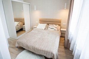 Jeden z apartamentów ADB, widok na sypialnię