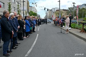 Uczestników uroczystości powitała Elżbieta Raczyńska - radna Gdyni (przy mikrofonie, po prawej). Za nią posterunek honorowy przy tablicy z nazwą węzła Zesłańców Sybiru // fot. Magdalena Czernek