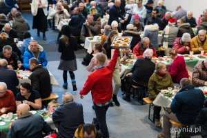 Uczestnicy gdyńskiej wigilii dla samotnych i potrzebujących przy świątecznych stołach