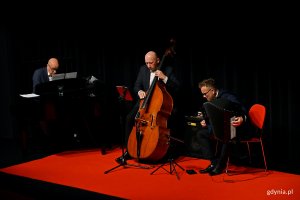 Od prawej: Paweł Zagańczyk, Jarosław Stokowski oraz Maciej Łyszkiewicz podczas koncertu muzyki filmowej