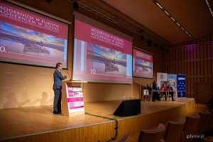 Mariusz Lewicki, stały przedstawiciel RP przy UNESCO w Paryżu podczas panelu otwierającego konferencję „Modernizm w Europie – modernizm w Gdyni” – dzień pierwszy, piątek, 18 września (fot. Kamil Złoch)