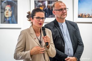 5 września w Ratuszu Staromiejskim w Gdańsku odbył się wernisaż wystawy oraz uroczystość wręczenia nagród XXIII Pomorskiego Konkursu Fotografii Prasowej Gdańsk Press Photo 2019 im. Zbigniewa Kosycarza. Na zdjęciu Aleksandra Dulkiewicz, prezydent Gdańska, Michał Guć, wiceprezydent Gdyni  // fot. Dawid Linkowski