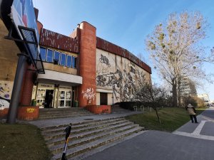 Sala sportowa ZSSO, z lewej strony bilbord, w centrum schody prowadzące do wejścia, na elewacji widoczny mural