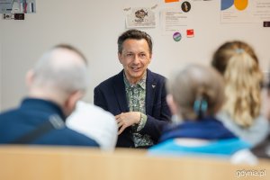 Mężczyna w garniturze i widownia 