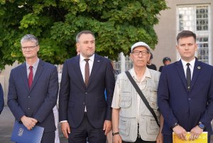 Na zdjęciu wiceprezydent Rafał Geremek, wiceprezydent Tomasz Augustyniak, były radny Zenon Roda i prezes Zrzeszenia Kaszubsko-Pomorskiego o/Gdynia Adam Labuhn 