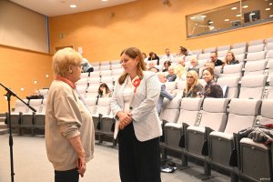 Prezydent w jasnej marynarce i kobieta z jasnymi włosami