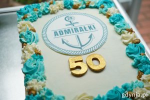 Jubileuszowy tort z napisem: Admirałki 50