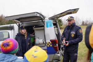 Strażnicy miejscy z EkoPatrolu opowiadają uczniom o pomaganiu dzikim zwierzętom