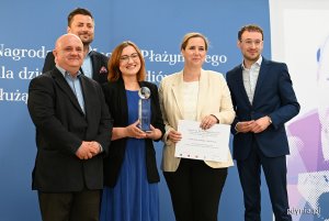 Od lewej: Jerzy Haszczyński - członek jury Nagrody im. Macieja Płażyńskiego, Daniel Stenzel - rzecznik prasowy prezydent Gdańska oraz Karolina Przewrocka-Aderet, Karolina Van Ede-Tzenvirt i Patryk Piotr Antoniak z redakcji kwartalnika "Kalejdoskop" // fot. Michał Puszczewicz