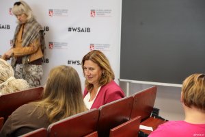 Katarzyna Stec, dyrektor Miejskiego Ośrodka Pomocy Społecznej podczas warsztat&oacute;w AAC