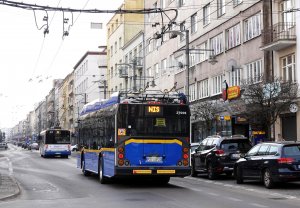 Niebieski trolejbus na ulicy