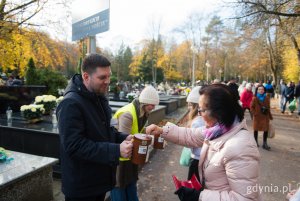 Wiceprezydent Maciej Zielonka oraz radna miasta Monika Strzałkowska podczas kwesty na rzecz gdyńskiego hospicjum 