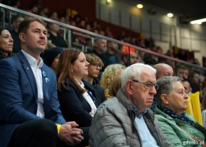 Na trybunach siedzą m.in. prezydent Aleksandra Kosiorek i prezes klubu AMW Arka Gdynia Bartłomiej Wołoszyn