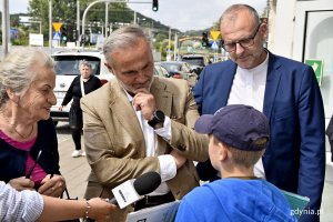Mateusz nie tylko chciałby zwrócić uwagę na krytyczny stan planety, ale też ma propozycje, co można zmienić. Na zdjęciu z prezydentem Wojciechem Szczurkiem i wiceprezydentem Michałem Guciem/fot. Paweł Kukla