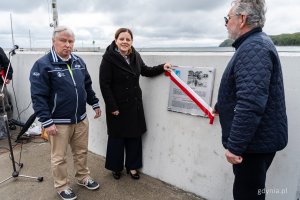 Uroczyste odsłonięcie tablicy Bohdana Sienkiewicza w alei Żeglarstwa Polskiego z okazji 60-lecia Pomorskiego Związku Żeglarskiego – odsłonięcie, od lewej Bogusław Witkowski, Aleksandra Kosiorek i Janusz Sienkiewicz (fot. Kamil Złoch)