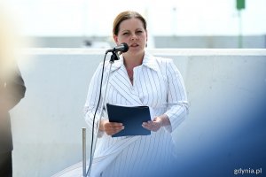 Prezydent Gdyni Aleksandra Kosiorek przemawiająca podczas uroczystości odsłonięcia tablicy pamiątkowej poświęconej Piotrowi i Mieczysławowi Ejsmontom w alei Żeglarstwa Polskiego