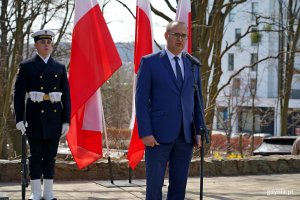 Wicewojewoda Emil Rojek przemawiający podczas uroczystości z okazji Dnia Pamięci Ofiar Zbrodni Katyńskiej na Cmentarzu Wojennym w Redłowie