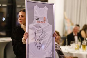 Koszulka z autografem Anity Włodarczyk, którą wylicytowano za kwotę 2700 zł