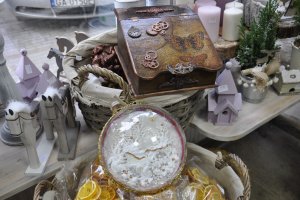 Rękodzieło tworzone przez DecoHobby można wylicytować lub dostać w sklepiku // fot. Magdalena Czernek