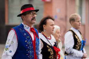 Kilka osób biorących udział w procesji w tradycyjnych strojach kaszubskich