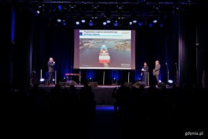 Tomasz Wawrzyński &ndash; dyrektor Centrum Infrastruktury w Zarządzie Morskiego Portu Gdynia, Mariusz Karbowski &ndash; pełnomocnik ds. wsp&oacute;łpracy europejskiej oraz Olga Szarmach &ndash; kierownik Działu Projekt&oacute;w Portu Gdynia podczas prezentacji zakończonych w porcie inwestycji (fot. Magdalena Czernek)