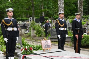 na zdjęciu płyta nagrobna ze zdjęciem