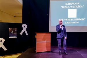 Tegoroczna edycja kampanii "Biała Wstążka" zainaugurowana została w X LO // fot. Katarzyna Mejna