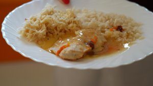 W SP nr 13 propozycją w jadłospisie jest między innymi potrawka z kurczaka, ryż i sur&oacute;wka