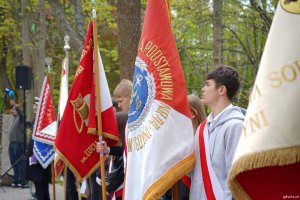 Uczniowie gdyńskich szk&oacute;ł ze sztandarami