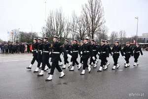 Defilada na koniec uroczystości z okazji 98. rocznicy nadania Gdyni praw miejskich 