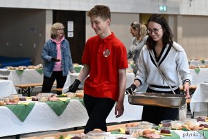 Przygotowania do wielkanocnego śniadania w sali Zespołu Sportowych Szkół Ogólnokształcących
