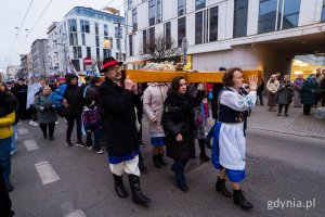 Gdyńska Droga Krzyżowa przeszła ulicami miasta. Na zdjęciu idzie m.in. radna Gdyni Anna Szpajer