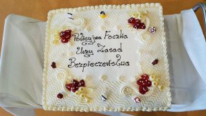 Na uczestników czekał tort i nagrody w tym m.in. wyjazd do helskiego fokarium, fot. Komenda Miejska Policji w Gdyni