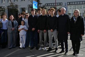Senator Sławomir Rybicki i przewodnicząca Rady Miasta Gdyni Beata Zastawna z uczniami gdyńskich szk&oacute;ł po uroczystości z okazji 87. rocznicy pierwszych wysiedleń Gdynian