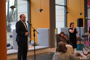 Przy mikrofonie Mariusz Bzdęga, dyrektor zarządzający ds. kultury i aktywności mieszkańców