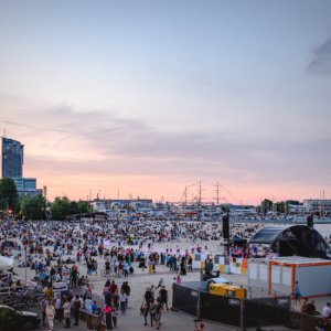 Festiwal Cudawianki. Ujęcie plaży po zachodzie słońca, tłum ludzi i scena, festiwal muzyczny