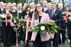Uroczystości pod pomnikiem Ofiar Grudnia 1970 w ramach gdyńskich obchodów 45. rocznicy zakończenia strajków i podpisania porozumień sierpniowych. Posłanka na sejm RP Wioletta Tomczak (fot. Michał Puszczewicz)